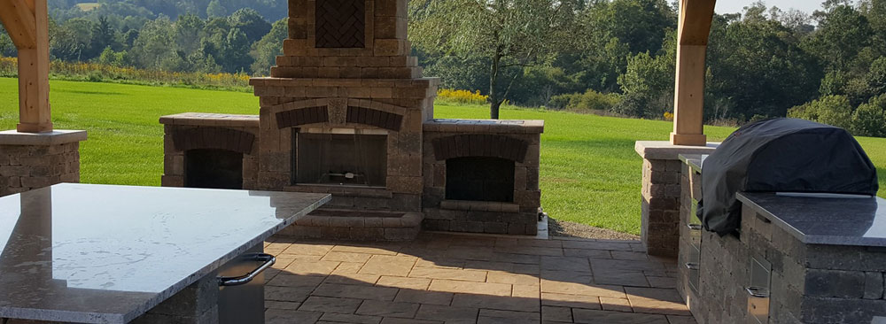 Outdoor kitchen, firepit, ovens in hardscapes